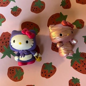 2 hello kitty mini figures